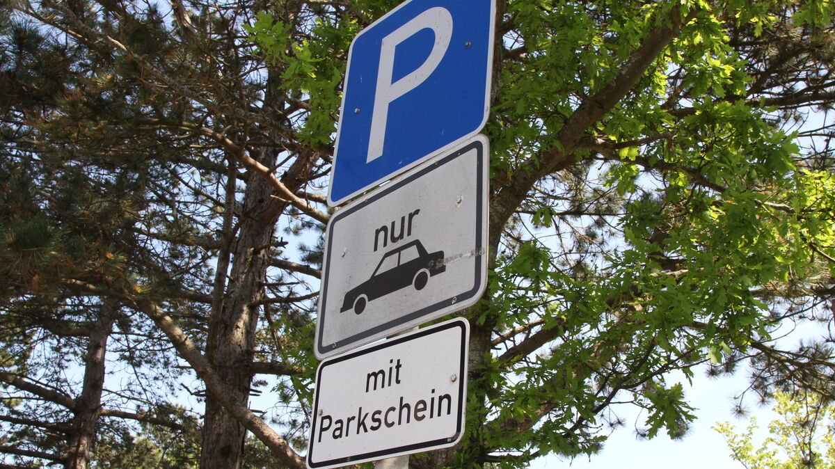 Auf den strandnahen Parkplätzen soll das Parken teuer bleiben. Der Ratsbeschluss vom Mai bleibt auch nach erneuerter Diskussion bestehen. Foto: Reese-Winne