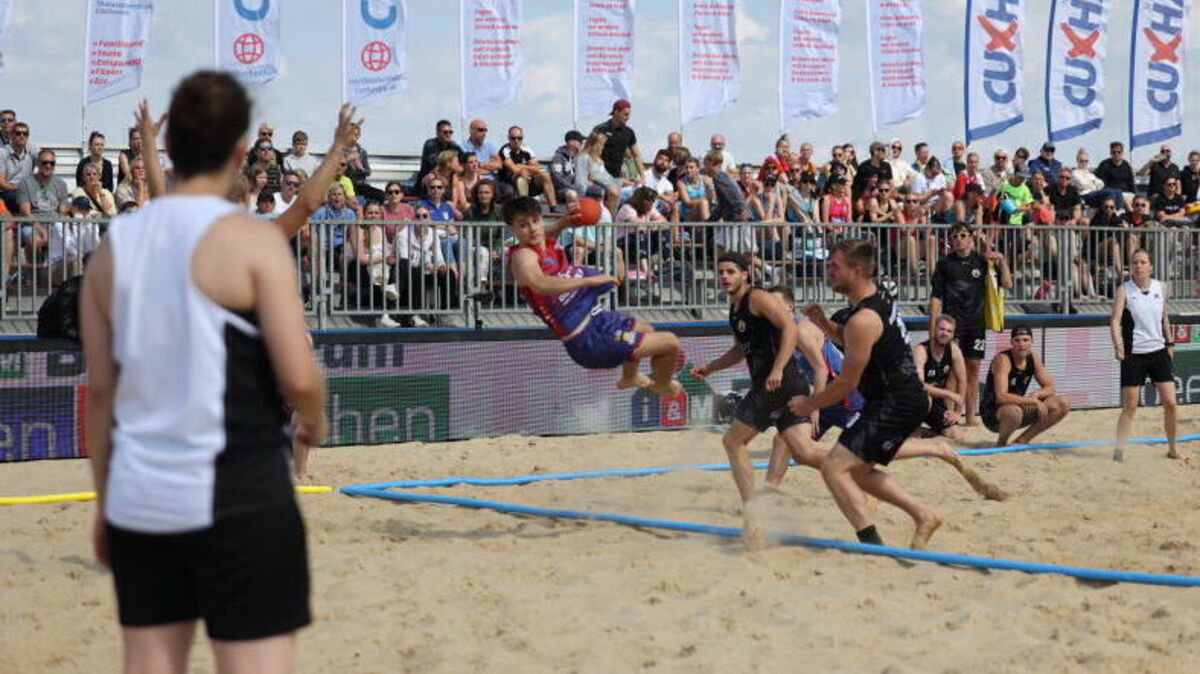 Spektakuläre Aktionen sind auch in diesem Jahr bei den Deutschen Meisterschaften im Beachhandball in der Sparkassen-BeachArena zu sehen. Fotos: Lütt