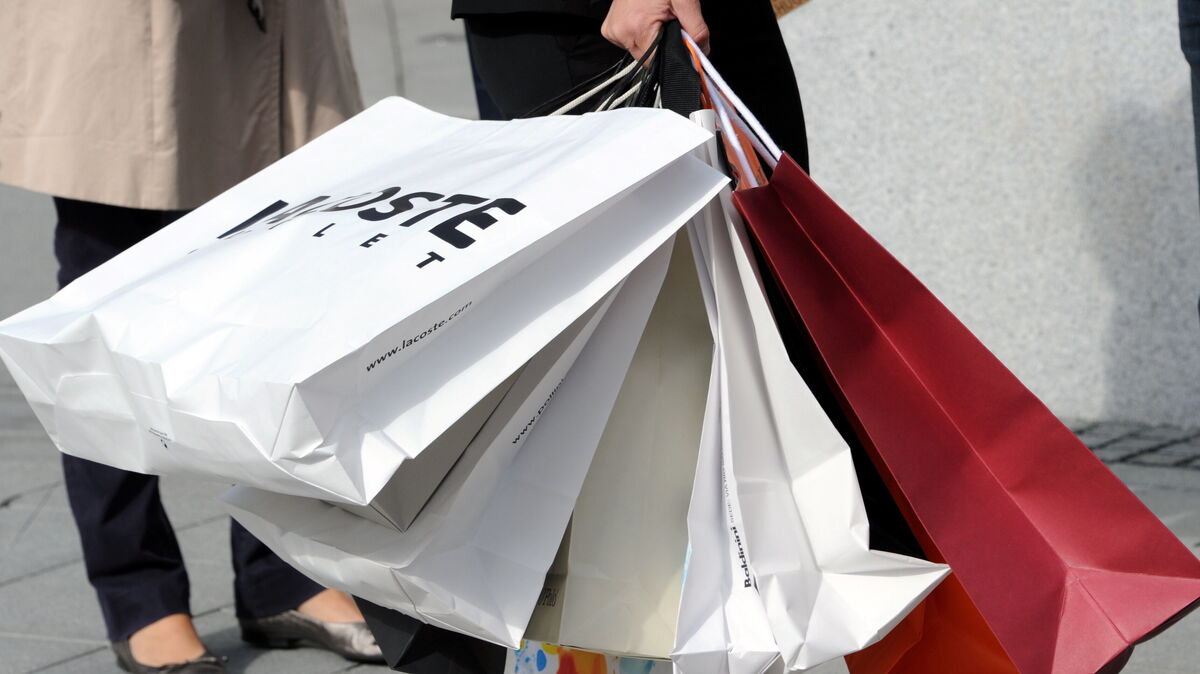 Mit vielen Tüten aus den Geschäften? Auf Nachfrage unseres Medienhauses zogen mehrere Geschäftsleute eine weitgehend positive Bilanz. Andere bezeichneten das Weihnachtsgeschäft als durchwachsen. Foto: Carsten Rehder / dpa