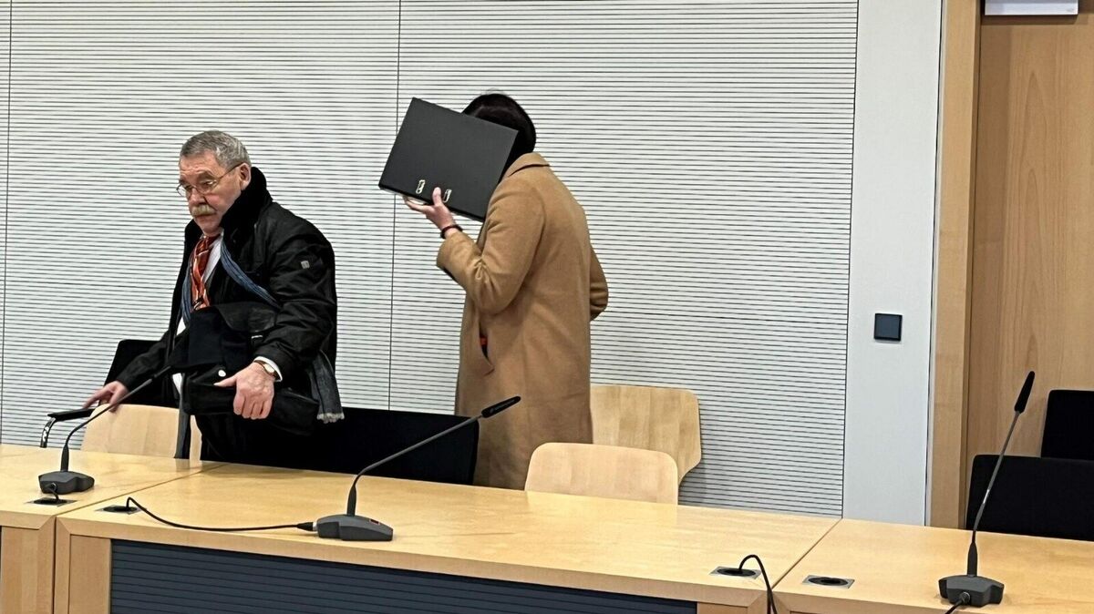 Begleitet von ihrem Verteidiger Dr. Wolfgang van Hall betritt die „Schummel-Ärztin“ den Gerichtssaal des Landgerichts Osnabrück. Foto: von der Ahé