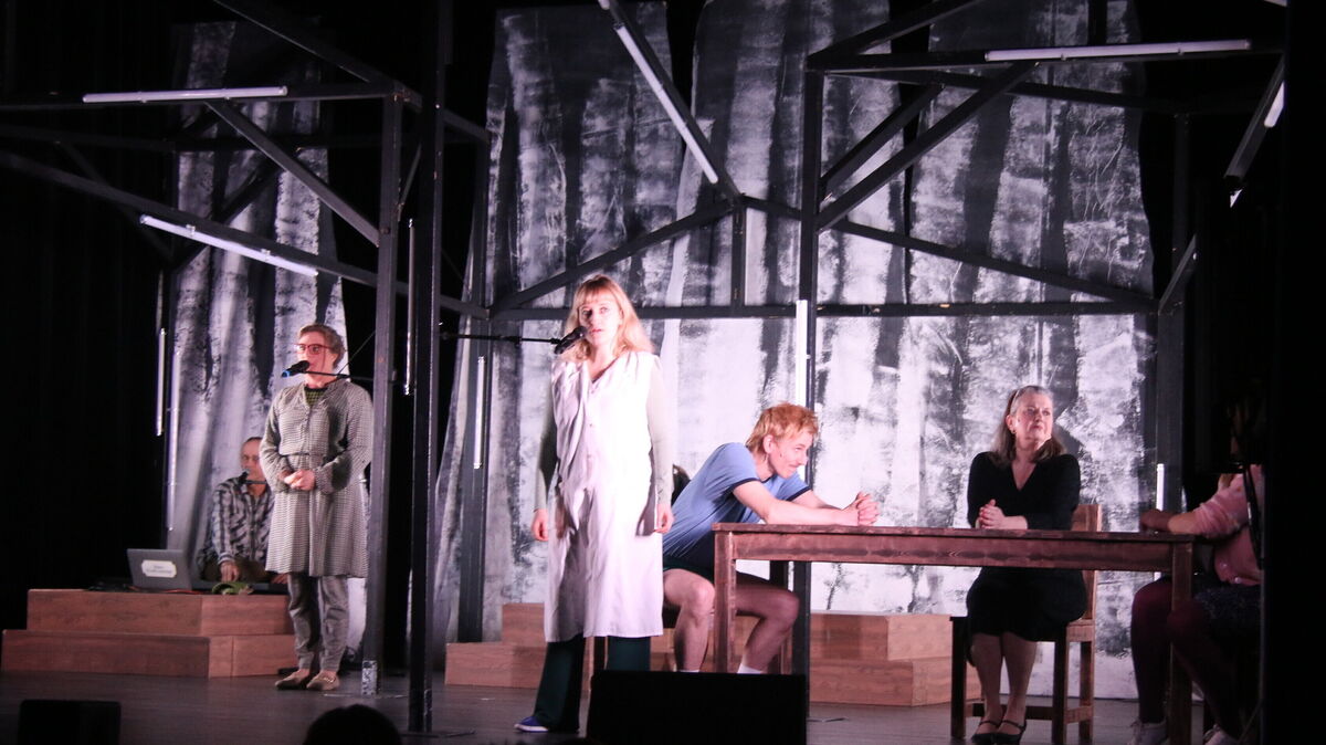 Das Ensemble der Burghofbühne Dinslaken unterhielt die Cuxhavener Theatergänger mit der berührenden Bühnenadaption von Mariana Lekys Erfolgsroman „Was man von hier aus sehen kann“. Für die gelungene Inszenierung von Regisseur Mirko Schombert gab es vom Publikum viel Beifall.