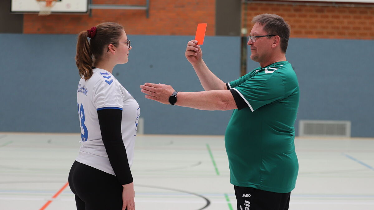Klaus Witt zeigt als Schiedsrichter seiner Co-Trainerin Lilith Ahlf die rote Karte. Natürlich beim Training nur zum Spaß. Foto: Witthohn