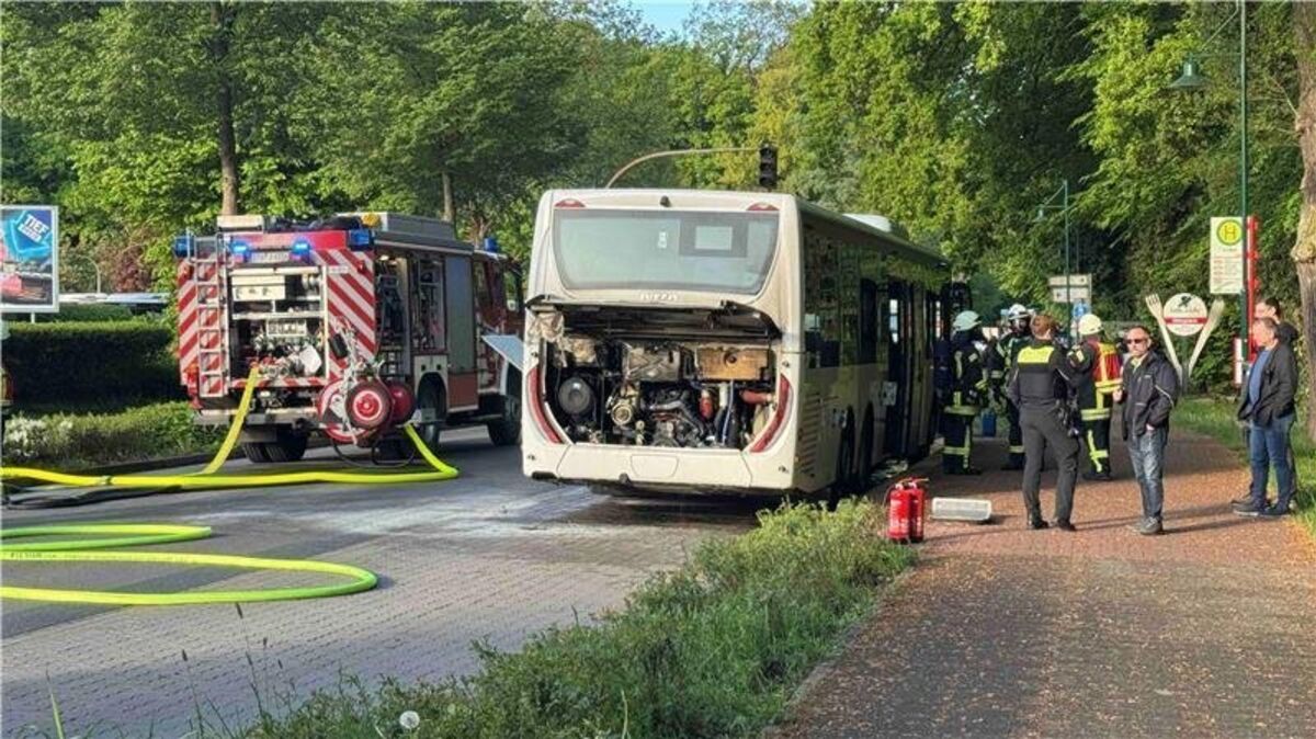 Die Feuerwehr löschte den Brand im Heckbereich des Busses, während die Polizei die Straße absperrte. Foto: Andre Hellwig