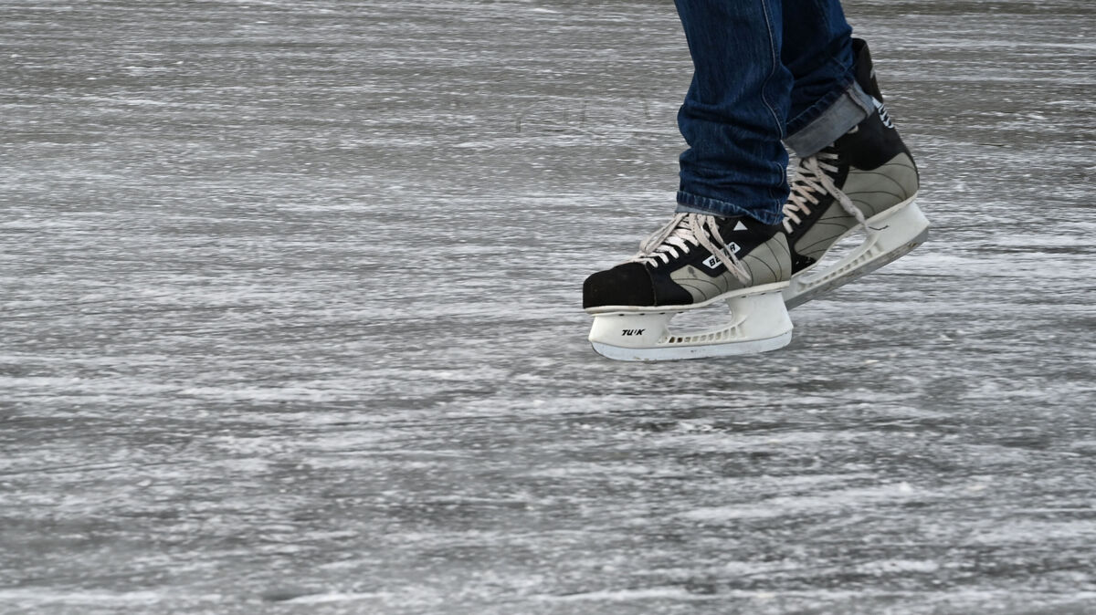 Auf den Rathauswiesen in Cuxhaven gab es im Winter 2025 erneut keine Eisbahn. Symbolfoto: dpa/ Carmen Jaspersen