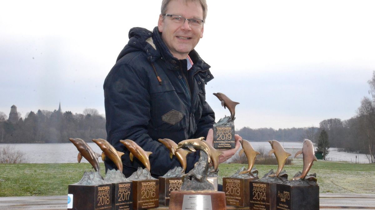 Kehrte von der Düsseldorfer Messe "boot" erneut mit einer Trophäe zurück: Der Betreiber der Hemmoorer Tauchbasis am Kreidesee, Holger Schmoldt: "Das spornt uns natürlich an", so der Lamstedter. Foto: Schröder