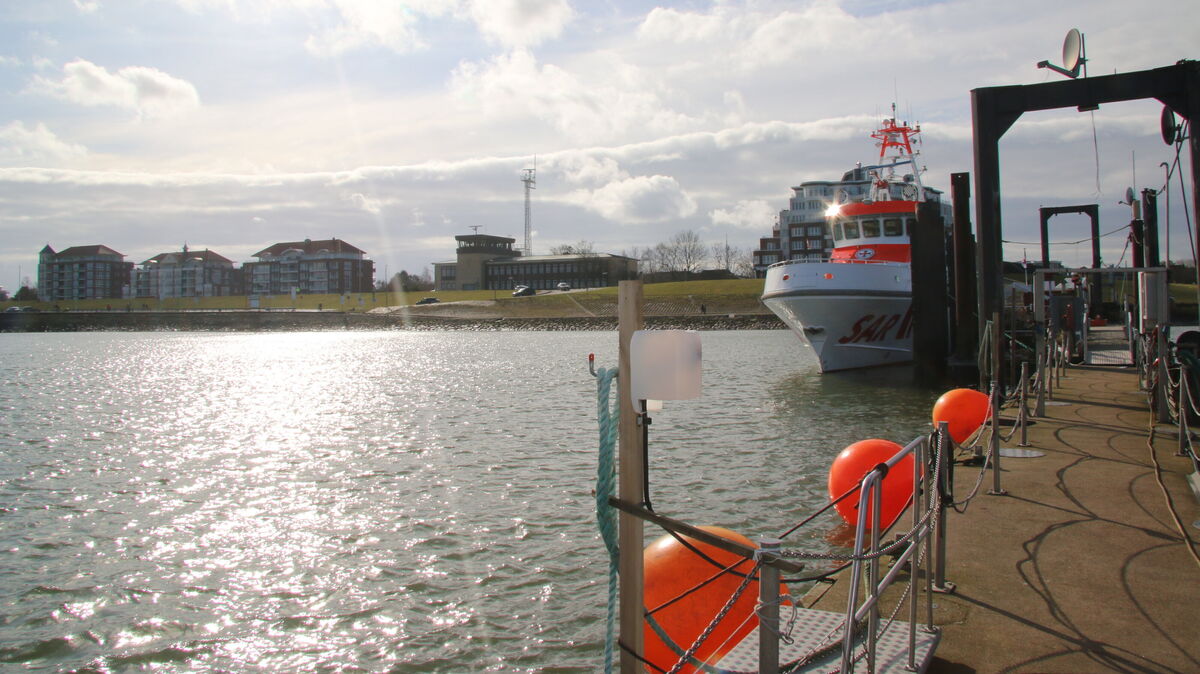 Blick auf den Fährhafen an der Grimmershörnbucht: In dem Areal, wo heute die Helgolandfähre anlegt und in der Saison Sportboote schaukeln, soll künftig der neue Versorgungshafen des Bundes entstehen. Eine Landfläche von rund 300 Metern Länge und 80 Metern Breite soll aufgeschüttet werden – inklusive Pier, Bauhof und Tonnenlager für das neue Mehrzweckschiff „Neuwerk". Foto: Potschka