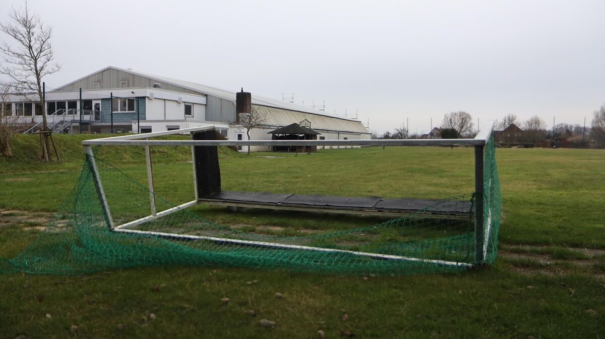 Hinter der großen Tennishalle am Feldweg soll laut politischem Beschluss vom vergangenen Jahr ein neuer Kunstrasenplatz entstehen, der vor allem der Hockeyabteilung von Schwarz-Weiß zugutekommen soll. Doch das Projekt ist ins Stocken geraten. Foto: Unruh