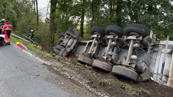 Lkw kippt im Kreis Stade um: Fahrer muss aus Führerhaus befreit werden