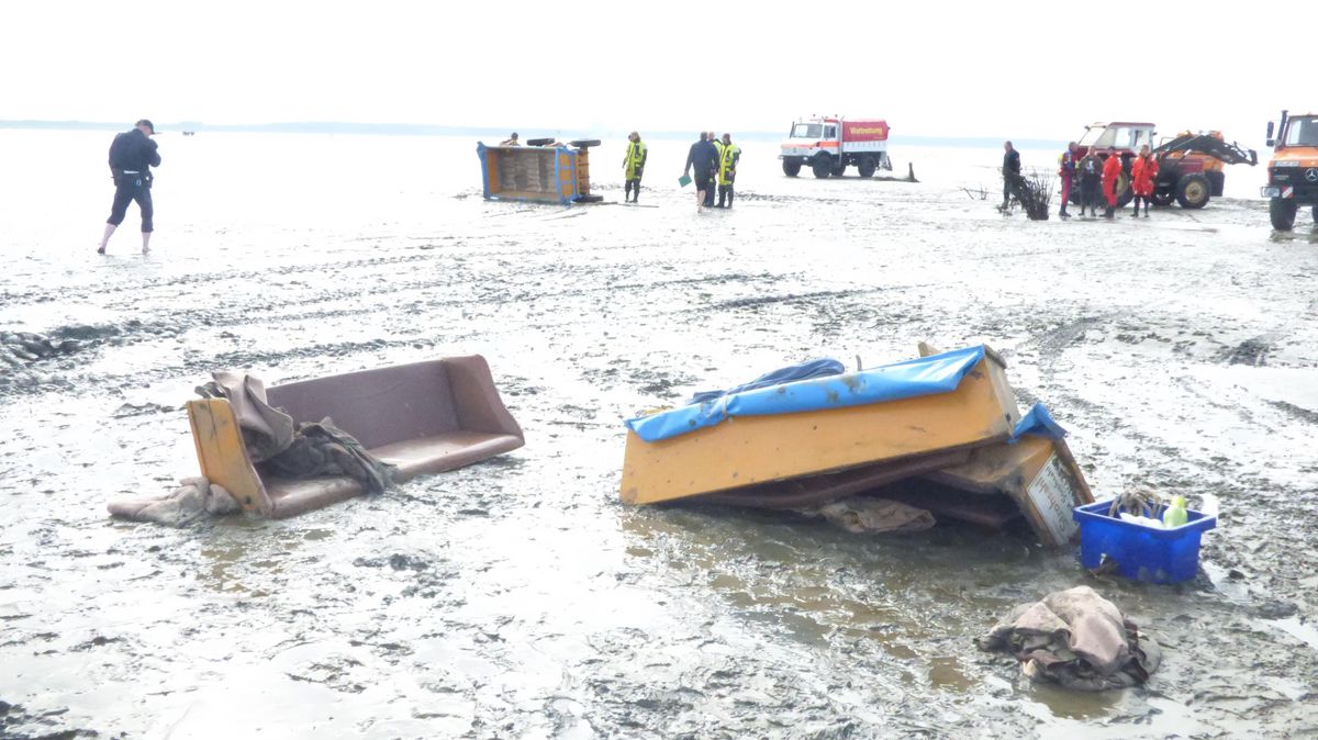 Cuxhaven: Reste einer Pferdekutsche liegen nach einem Unfall auf dem Wattboden. Foto: privat/dpa