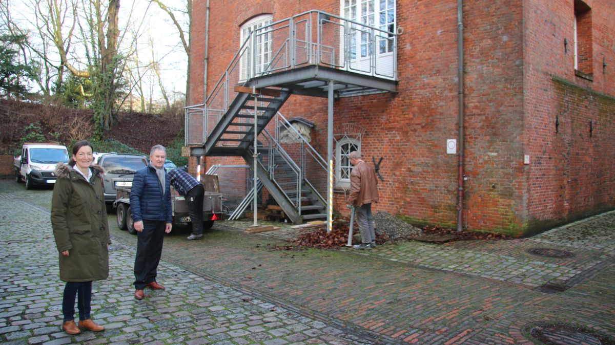 Die Vorsitzende vom Verein Bürger für das Schloss Ritzebüttel Melanie Eitzen-Fischer und ihr Vize Ernst Klement freuen sich, dass jetzt endlich mit dem Bau des Aufzuges hinterm Schloss begonnen wurde. Ende März 2021 soll der Aufzug betriebsbereit sein. Foto: Potschka