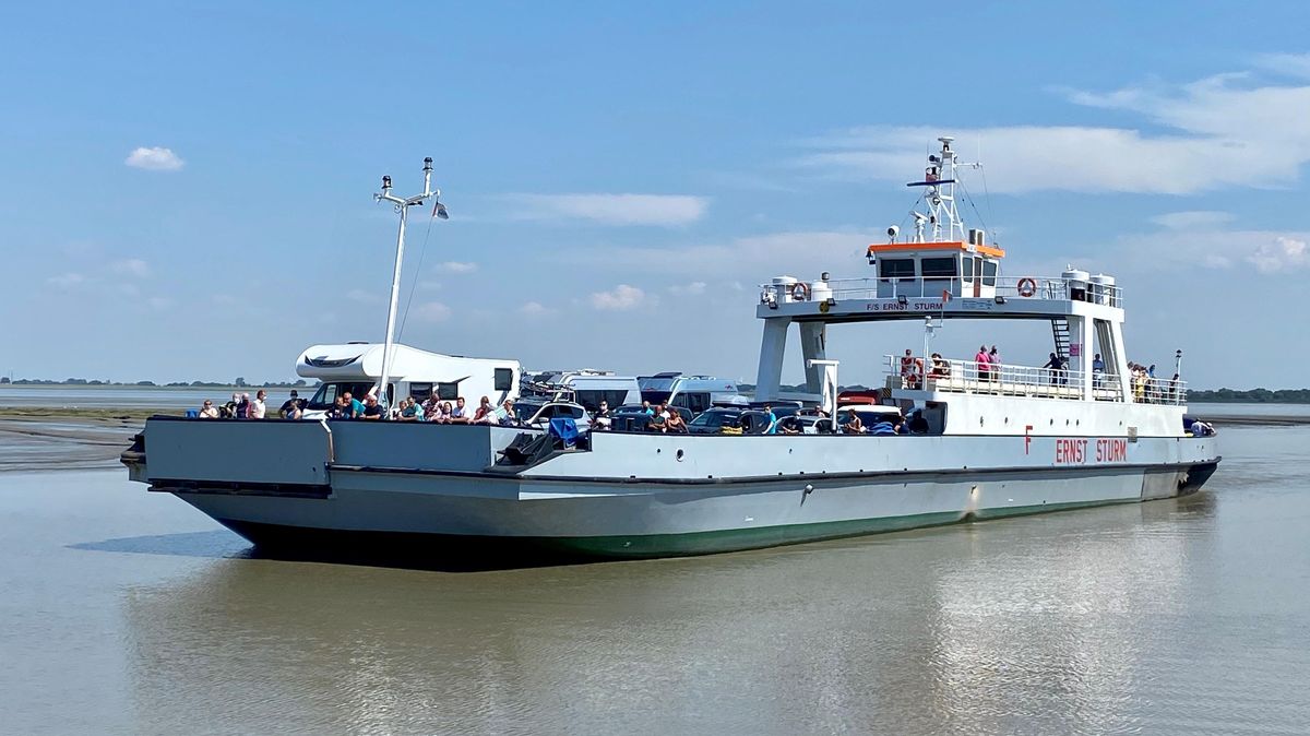 Eines der fünf Fährschiffe auf der Linie Wischhafen Glückstadt: die "Ernst Sturm". Foto: Redaktion