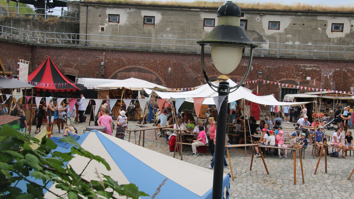 Bei schönstem Sommerwetter lernten viele Cuxhavener und Urlauber mitten im Fort Kugelbake beim „25. Historienspektakel“ die Sitten und Gebräuche des Mittelalters kennen. Foto: Potschka