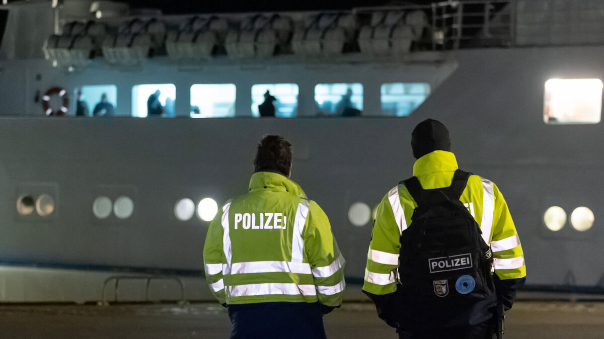 Die manövrierunfähige Helgolandfähre "Funny Girl" mit fast 250 Menschen an Bord hat nach stundenlanger Fahrt mit Hilfe von zwei Schleppern aus Cuxhaven das Festland erreicht. Foto: dpa/Bodo Marks