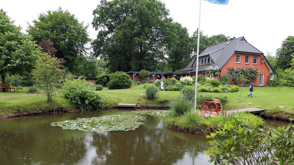 Entspannung pur bei Familie Ahlff: Am Teich kann man den ganzen Tag verbringen. Foto: Giesecke