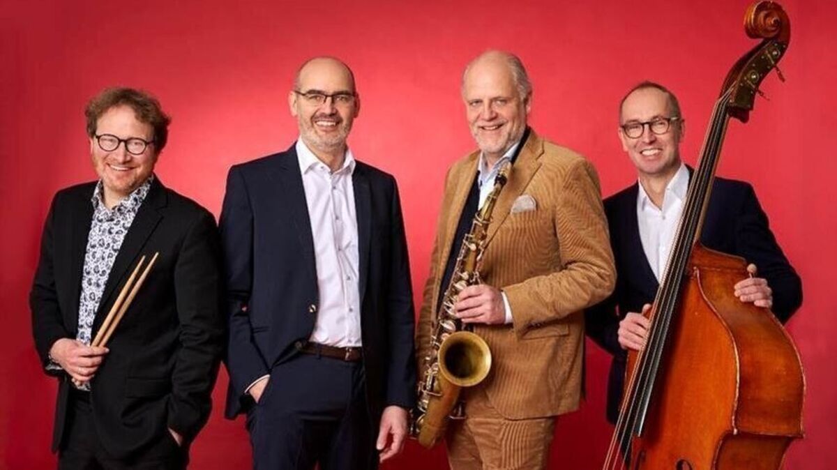 Frank Muschalle bringt mit seinem Trio und Gast Stephan Holstein Boogie-Feuer und Blues-Poesie in den Kuppelsaal. Foto: Manfred Pollert