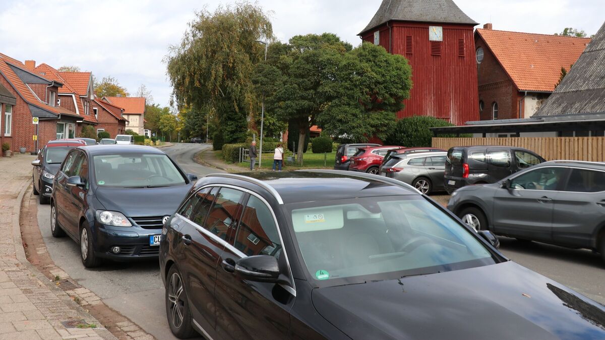 Wenn in Ihlienworth Landfrauenmarkt ist, sind Parkplätze im Dorfzentrum heiß begehrt. Eine Ersatzbushaltestelle (Schild hinten links), die einige Autofahrer nicht wahrgenommen oder wissentlich missachtet haben, sorgt für zusätzlichen Frust. Foto: Mangels