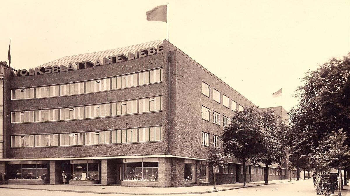 Frisch erbaut und bezogen: Das Pressehaus des "Volksblatts Alte Liebe" im Jahr 1932 mit der durch Bäume gesäumten Rohdestraße. Die Gardinen deuten darauf hin, dass die Wohnungen mit Blick auf den Kaemmererplatz zum größten Teil privat bewohnt waren. Foto: CNV-Archiv