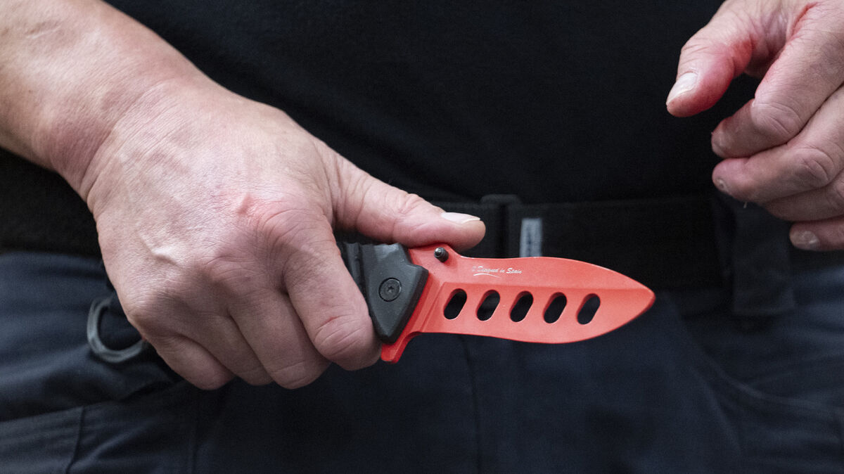 Beamte der Polizei Stade ermitteln nach der Messerattacke in Bützfleth. Foto: Marijan Murat/dpa