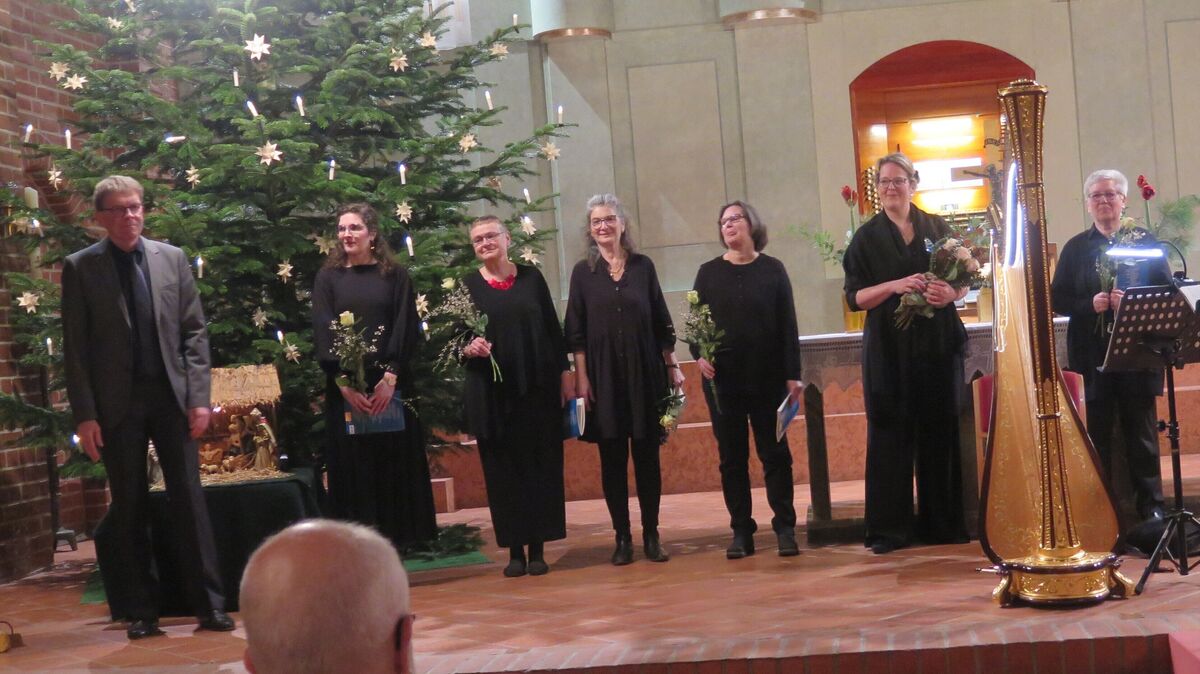 Viel Applaus zum Jahresende gibt es an Silvester in St. Petri für Jürgen Sonnentheil (v.l.), Nike Sonnentheil, concerto piccolo und die Harfenistin Eva Maria Blumschein. Foto: Cordes