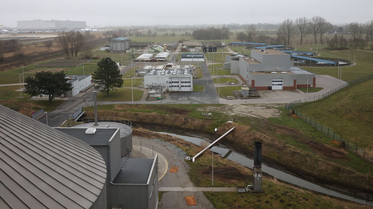 Die Abwasserreinigungsanlage Cuxhaven von einem der Faultürme aus fotografiert. Sie wird von der EWE Wasser betrieben. Foto: Larschow