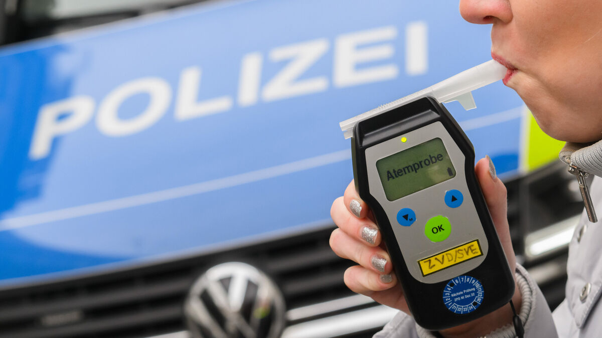 Die Polizei Cuxhaven musste dieselbe Autofahrerin innerhalb von zwei Tagen zweimal aus dem Verkehr ziehen. Foto: Julian Stratenschulte/dpa
