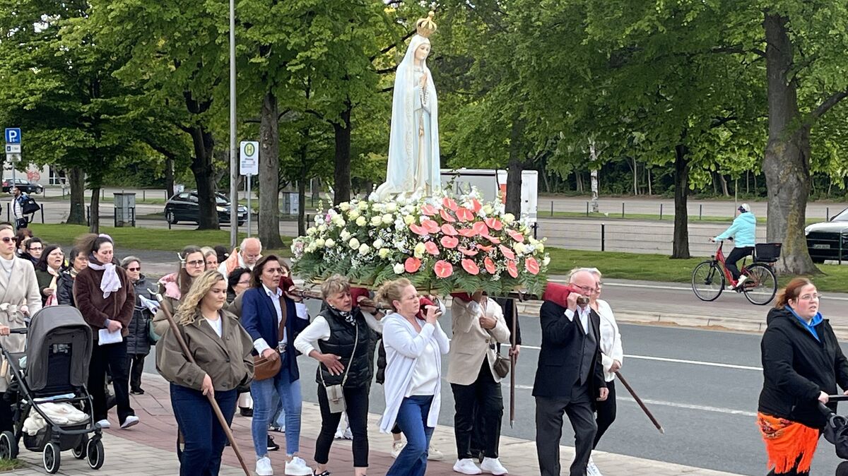 Die Teilnehmerinnen und Teilnehmer der Fatima-Prozession mussten diesmal kaltem Wind und eisigen Temperaturen trotzen. Foto: Reese-Winne