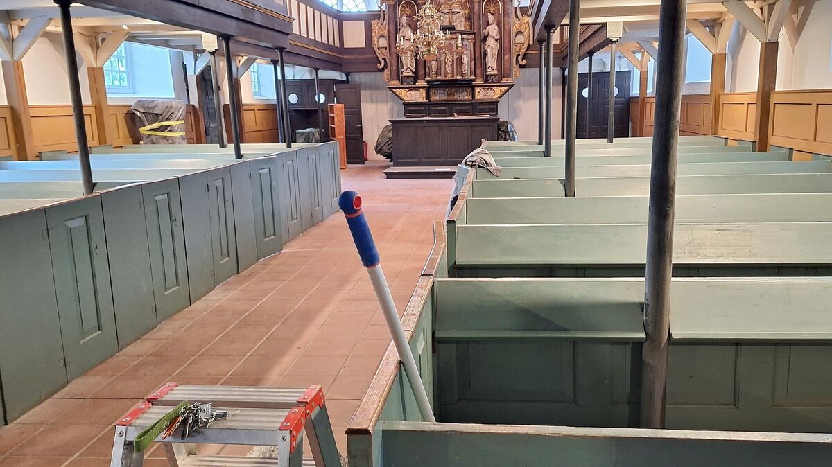 Putzstock und Leiter stehen schon bereit: Vor dem großen Tag muss die Kirche von St. Georg noch gründlich gereinigt werden. Foto: Kirchenkreis/Schoener