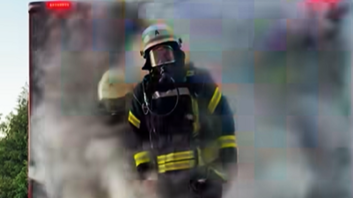 Raus aus dem verqualmten Container und rein in die Werbung für ein Sommerfestival des Hemmoorer Culturkreises: Die Ideen gehen den Warstader Branschützern nicht aus. Foto: Feuerwehr Warstade