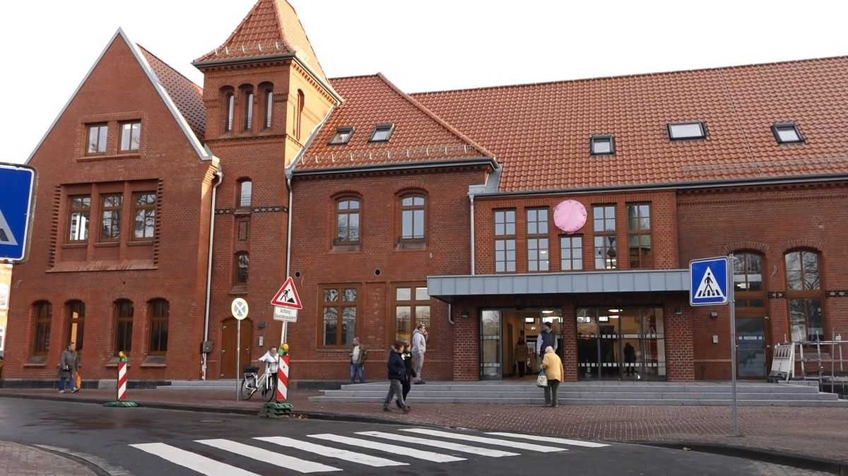 Die Empfangshalle des Bürgerbahnhofs in Cuxhaven ist offiziell eröffnet. Foto: Pejic