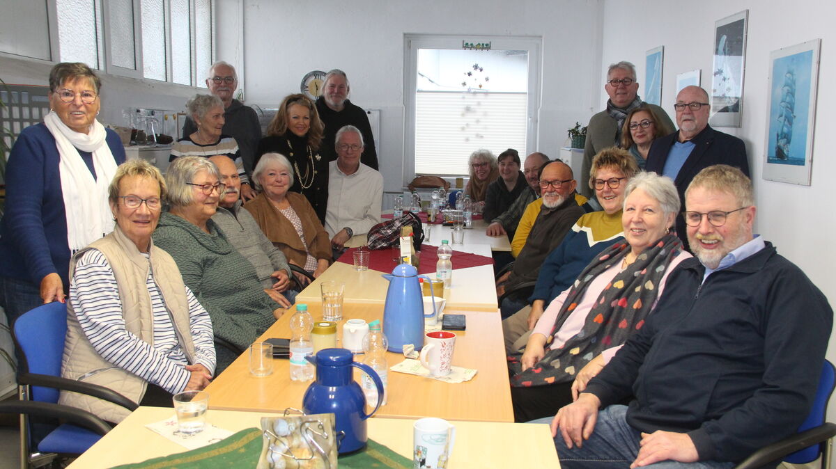 Die Helferinnen und Helfer aus dem Donnnerstag-Team trafen sich zwischen den Jahren zu einer gemütlichen Frühstücksrunde, dabei wünschte ihnen der Vorsitzende Klaus Schnell (2.v.r) einen guten Rutsch in ein gesundes und friedvolles 2023. Von der Spendenbereitschaft unserer Leserschaft waren die Ehrenamtler überrascht und danbar. Foto: Kramp