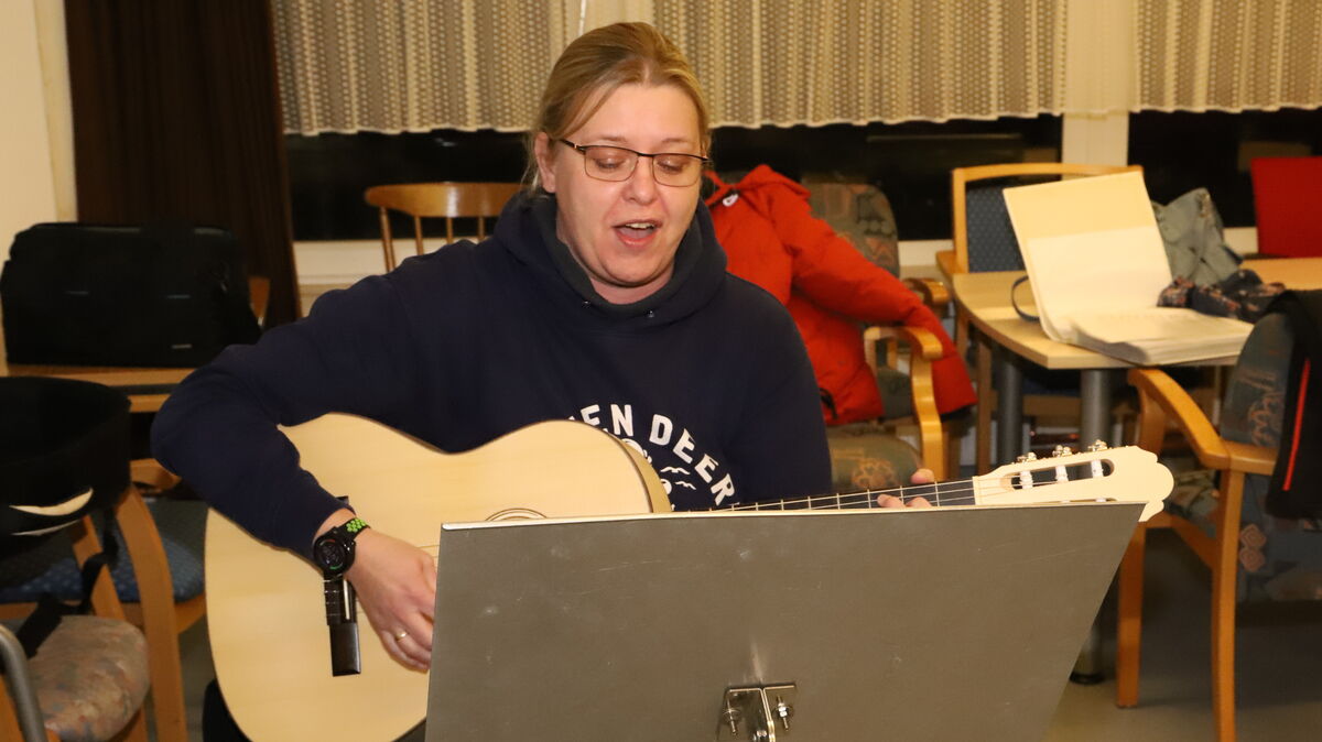 Ohne Ulrike Staufenbiel und ihre (neue) Gitarre würden die Proben bestimmt nicht so viel Spaß bringen. Foto: Witthohn