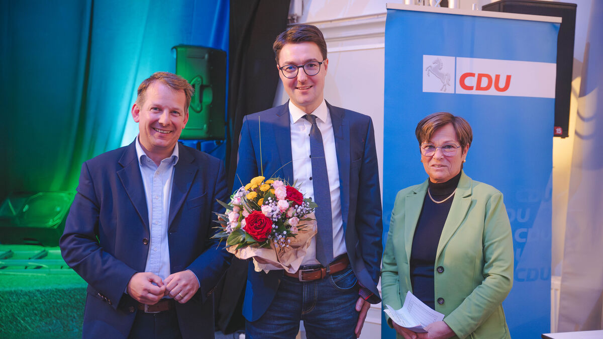 Der ehemalige Vorsitzende Thiemo Röhler (l.) und Tagungspräsidentin Beatrice Lohmann gratulierten dem neuen Vorsitzenden Christoph Frauenpreiß. Foto: Keck