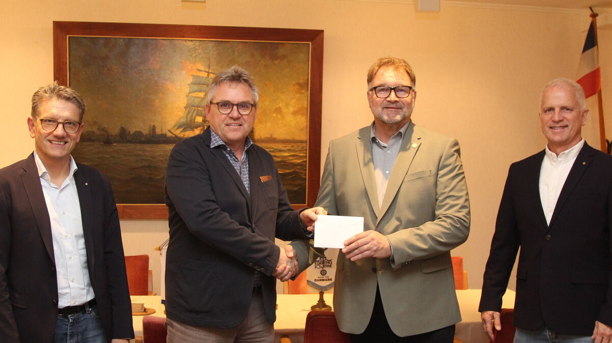 Gelungene Aktion gekrönt: Spendenübergabe mit Holger Kliem, Frank Dörnath, Jens Meyer und Oliver Ottmüller (v.l.) in den Räumen des Rotary-Clubs Cuxhaven. Foto: Reese-Winne