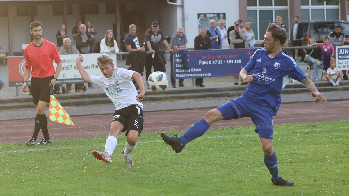Im vergangenen Sommer trafen der FC Cuxhaven und der TSV Geversdorf schon im Bezirkspokal aufeinander. Damals gewann der FC nach Elfmeterschießen. Wer behält diesmal die Oberhand? Foto: Unruh