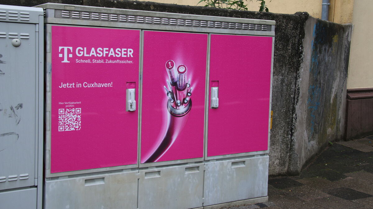 Dieser Telekom-Verteilerkasten in der Cuxhavener Innenstadt wirbt schon für die Zukunft – mit schnellen Glasfaseranschlüssen, die bald flächendeckend verfügbar sind. Foto: Potschka