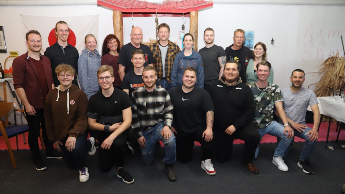 Ralf Karp (stehend, 5.v.l., links daneben seine Gattin Marina) im Kreise von vielen Weggefährten. Alle, die der TAO-Schule angehören, fühlen sich wie in einer großen Familie. Foto: Witthohn