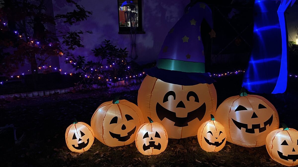 Kürbis-Kunst in Orange: Kinder bemalen beim „Haunted Paint Day“ ihre eigenen Halloween-Kürbisse – mit Moosgummi, Farbe und Fantasie. Hier eine Archivaufnahme aus der Nordheimstraße. Foto: Leucht