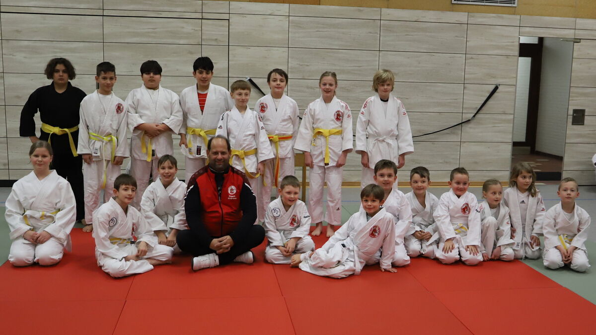 Entspannte Atmosphäre bei den Ju-Jutsu-Aktiven von Rot-Weiss Cuxhaven vor der großen Gurtprüfung in der Sporthalle der Abendrothschule. Foto: Witthohn