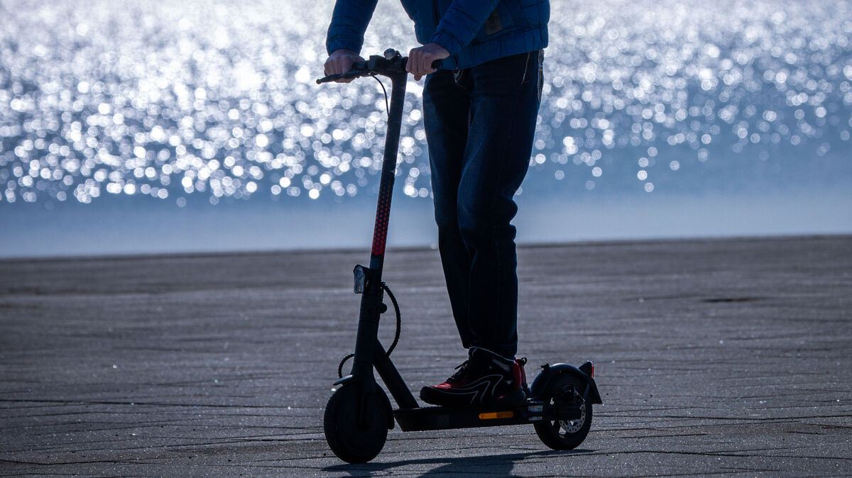 Der Fahrer eines E-Scooters stieß in der Cuxhavener Innenstadt mit einem Fußgänger zusammen. Symbolfoto: dpa/ Jens Büttner