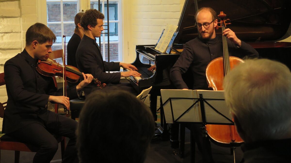 Faszinierte sein Konzertpublikum erneut mit „Beethoven im Schloss“: das Busch-Trio mit dem Geiger Mathieu von Bellen (l.), dem Cellisten Ori Epstein (r.) und dem Pianisten Omri Epstein. Foto: Cordes
