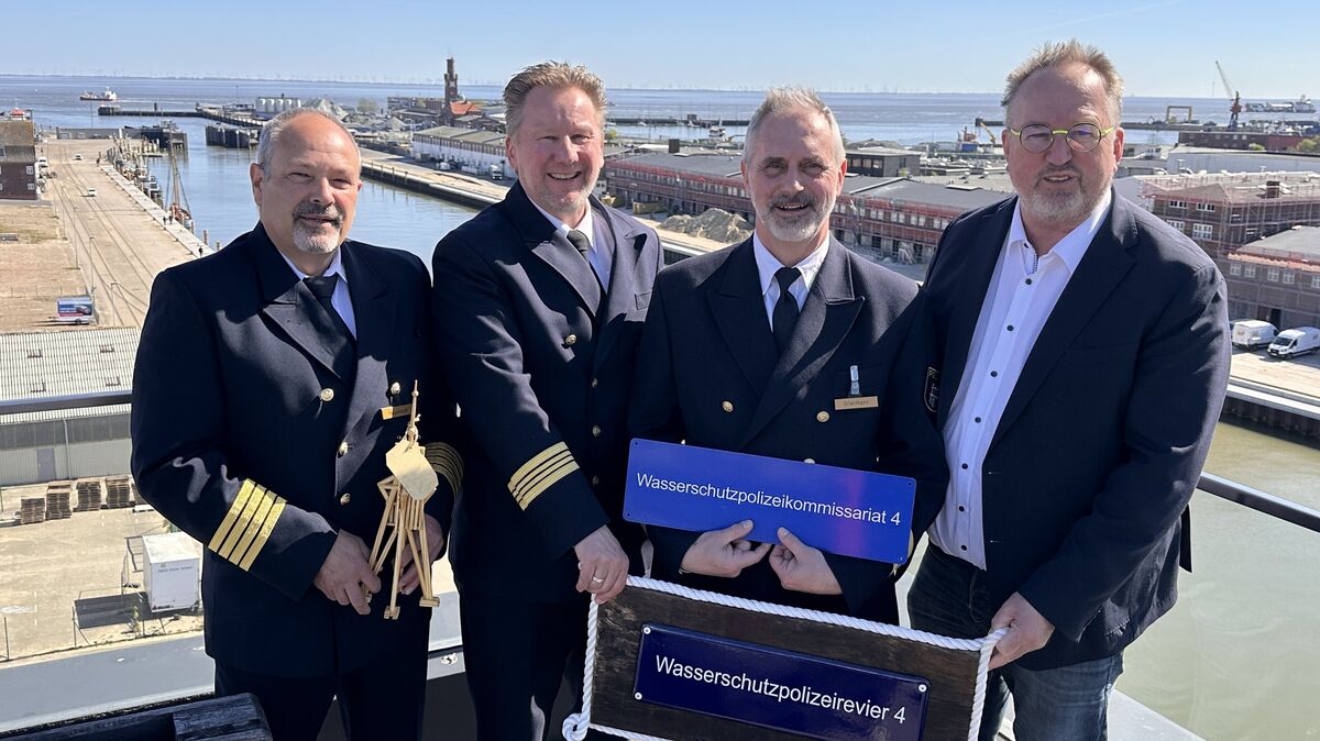 Übergabe der Leitung des Wasserschutzpolizeikommissariats 4 hoch auf dem Dach des Havenhostels: V. l. Olaf Hagenloch, Stefan Wehden, Toni Öllermann und Uwe Santjer. Foto: Reese-Winne