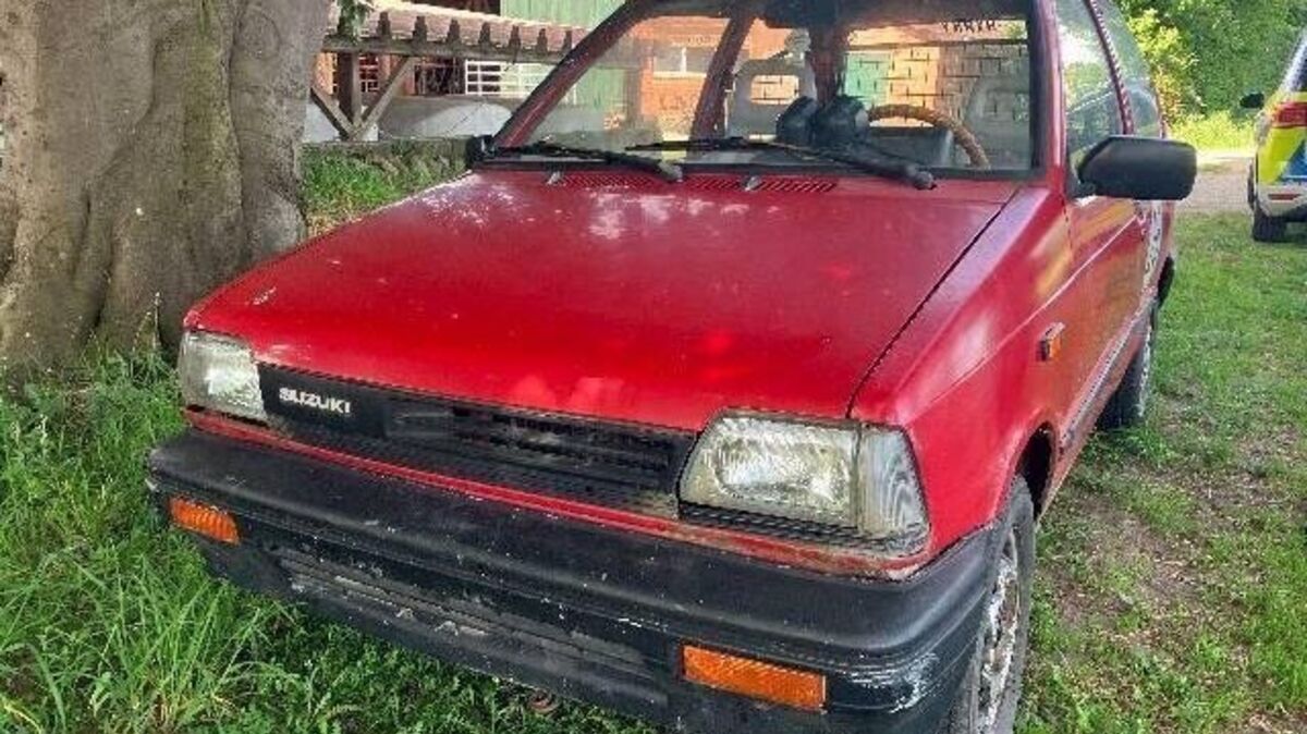 Am Steuer des Suzuki-Kleinwagens sitzt ein 16-Jähriger. An der Fahrzeugfront ist kein Kennzeichen angebracht. Foto: Polizei