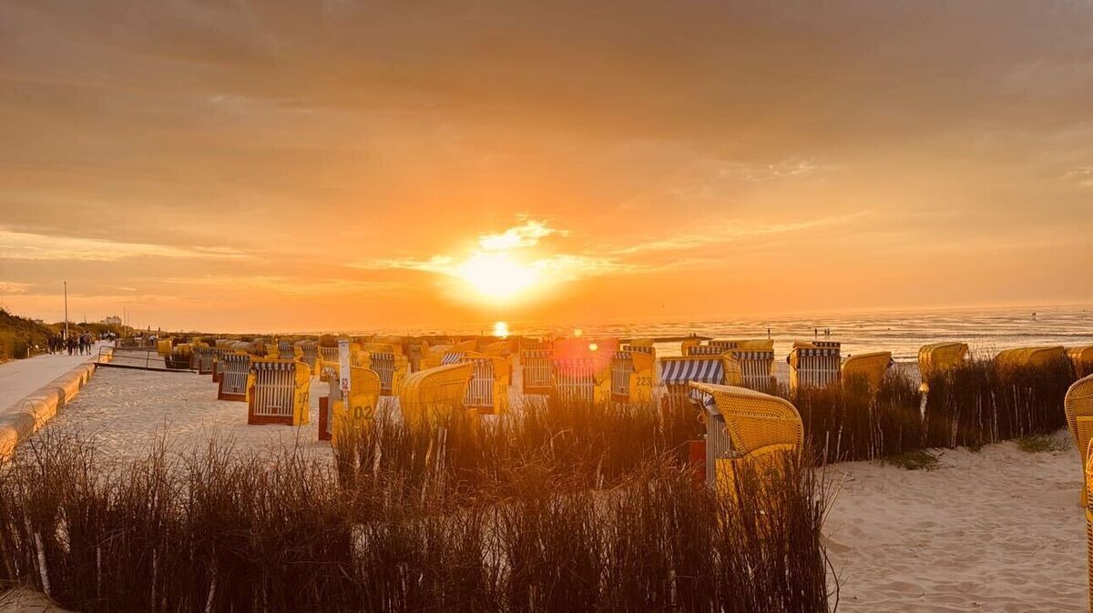 Butschersonntag Mai: Cuxhaven hat die ersten richtig warmen Tage des Jahres 2026 hinter sich. Kein Wunder, dass die meisten Strandkörbe schon wieder am Strand stehen. Foto: @Anisky1983