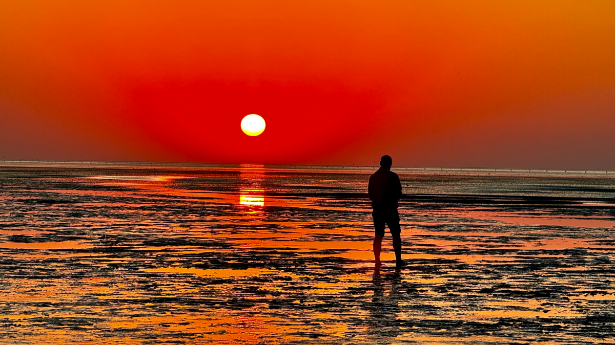 Butschersonntag Juni: Wenn die Sonne über dem Watt versinkt, entstehen Bilder, die man nicht so schnell vergisst. Foto: @chaweng_beach