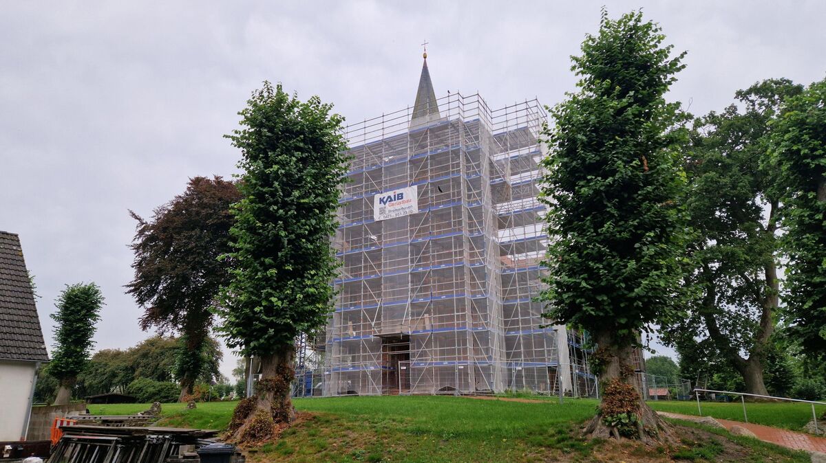 Die St.-Georg-Kirche in Wanna erstrahlt bald in neuem Glanz: Sanierungsarbeiten am Dach und Kirchturm sichern das historische Gebäude für kommende Generationen. Foto: Larschow
