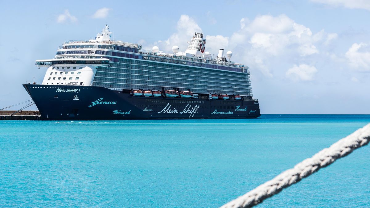 Ein solch kristallklares Wasser wie hier in Bridgetown auf Barbados in der Karibik kann Cuxhaven wohl nicht bieten. Dennoch macht die "Mein Schiff 3" an der Elbmündung fest. Foto: Philipp Laage/dpa