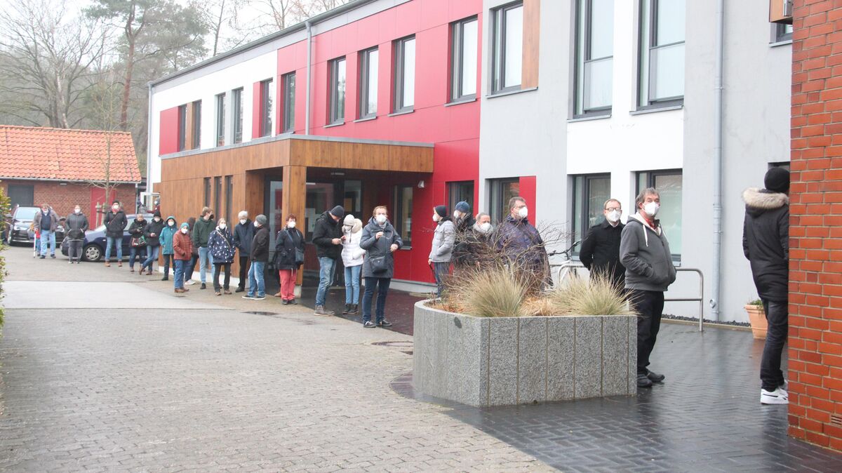 Vor dem Eingang zum provisorischen Impflokal Musikschule Hemmoor musste zeitweise sogar angestanden werden. Foto: Kramp