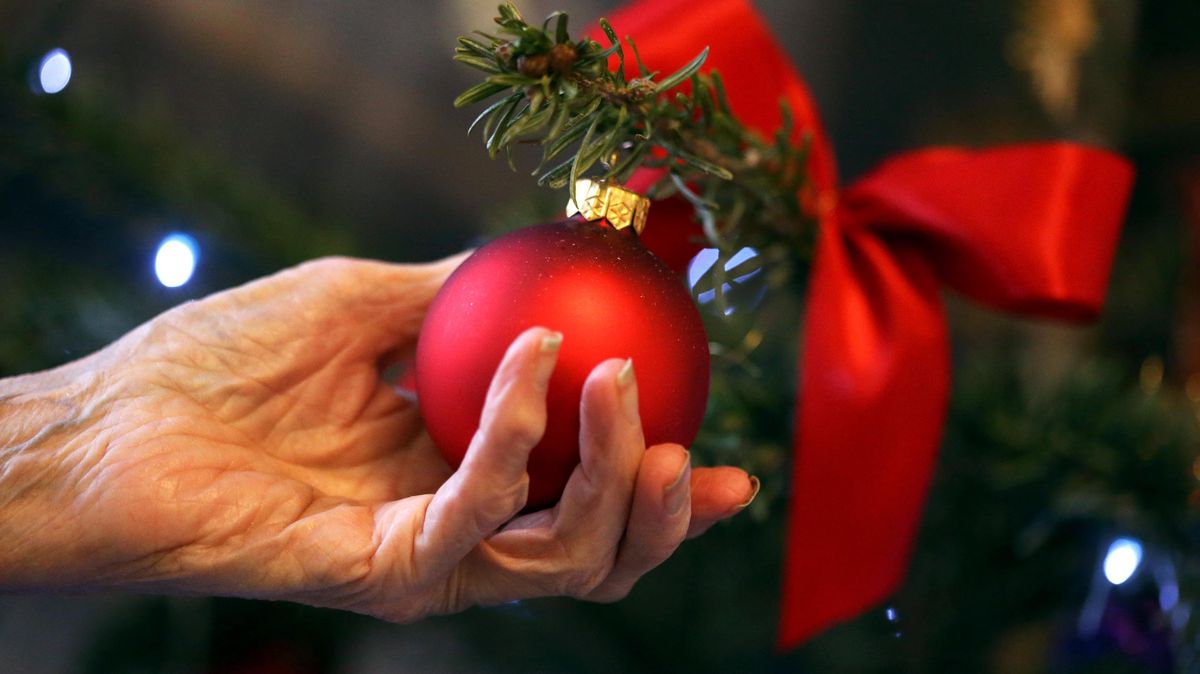 Wer die Weihnachtsfeiertage alleine verbringt, muss sich nicht alleine fühlen. Die Wohnung festlich zu schmücken und einen Tannenbaum aufzustellen, soll zur besinnlichen Stimmung beitragen. Foto: dpa/Fredrik von Erichsen