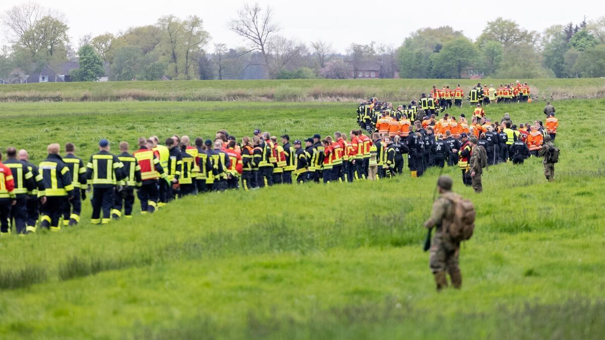 Soldaten der Bundeswehr und Einsatzkräfte von Feuerwehr und Polizei stellten sich auf, um ein Feld nach dem sechsjährigen Arian abzusuchen. Foto: Marks