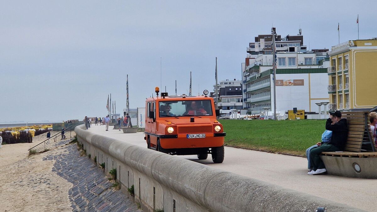 Geschafft - nachdem der "Amphi-Ranger" die beiden jungen Männer aufgenommen hatte, wurden sie nach Duhnen zur Rettungsstation gebracht. Foto: Larschow